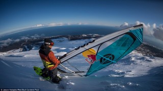 Tròn mắt xem chàng trai liều lĩnh lướt ván buồm trên núi tuyết cao